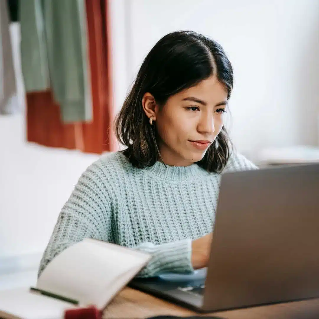 how to learn spanish in 2025 - girl on laptop